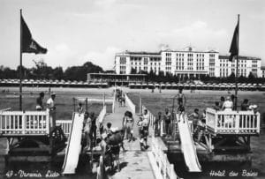 El Encanto Eterno del Lido: Entre Decadencia y Belleza Efímera