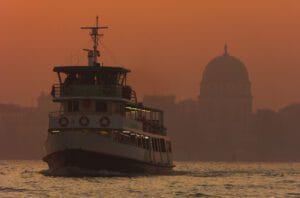 Das erste Vaporetto (Wasserbus) in Venedig