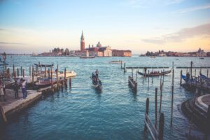 Die schwimmenden Bäder und Hydromassage-Gondeln, die im 19. Jahrhundert den Canal Grande beherrschten